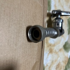 金属製のクローム仕上げ蛇口の画像