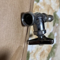 金属製のクローム仕上げ蛇口の画像