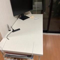 机とPCモニター
