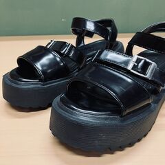 casita 厚底ストラップサンダル（ブラック）Mの画像