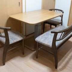 高さが調節できるテーブルと椅子のセット