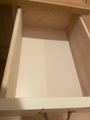 ゴミ箱がすっきり納まるキッチンカウンター(WH)