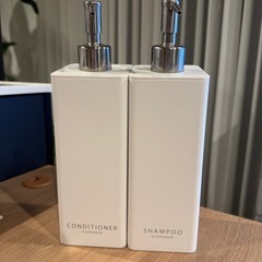 Tower マグネットで浮かせるボトル シャンプー&コンディショナー
