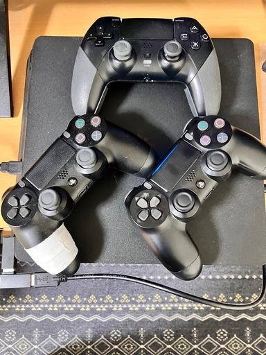 PlayStation4 cuh-2000a 箱無し　コントローラー×3（おまけ\n）