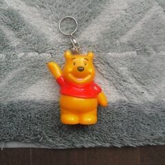 プーさん　ぬいぐるみ　貯金箱　キャンディー空容器の３点　の画像