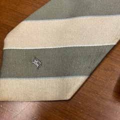☆値下げ☆　M2503-498 配送不可 Burberrys ネクタイ カーキ/ベージュ レジメンタルストライプ　毛玉有りの画像