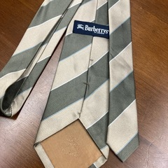 ☆値下げ☆　M2503-498 配送不可 Burberrys ネクタイ カーキ/ベージュ レジメンタルストライプ　毛玉有りの画像