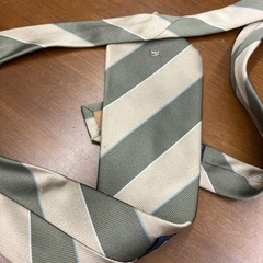 ☆値下げ☆　M2503-498 配送不可 Burberrys ネクタイ カーキ/ベージュ レジメンタルストライプ　毛玉有りの画像