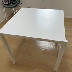 IKEAのテーブル
