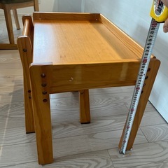子供用机と椅子の画像