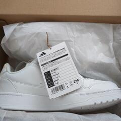 【新品・箱付き】adidas スニーカー23.0cmの画像