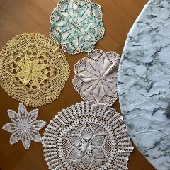 レース編みの敷物セットの画像