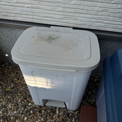 室外　ゴミ箱