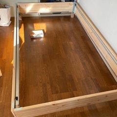 【IKEA】ベッドフレーム LYNGÖR　脚付きの画像