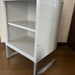 事務机の下に置く棚の画像