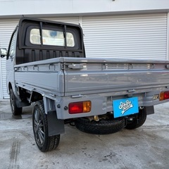 SKY BLUE MOTORです🙇 平成20年式　ダイハツ　ハイゼットトラック　リフトアップ　社外14インチアルミ　　グレー系全塗装　各部チッピングブラック塗装　走行61,300キロ　オシャレカワイイの画像