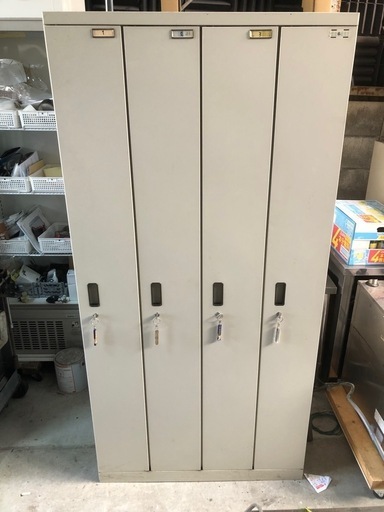 4人用ロッカー　カギ付
