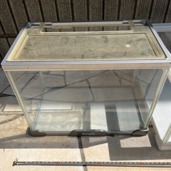 水槽2個とソイルのセットの画像