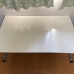 ※交渉中（3月26日引き取り予定あり）無料 高さ調整可能な白いテーブル（幅120×奥行75cm）の画像