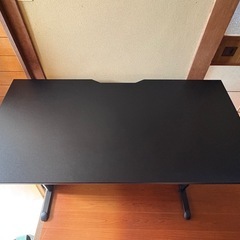 ゲーミングデスクの画像