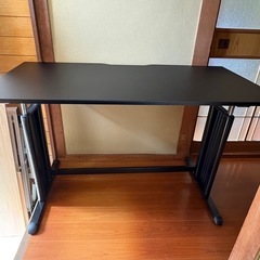 ゲーミングデスクの画像