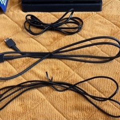 プレステ4本体+コントローラー2つ+ソフトおまけ
の画像