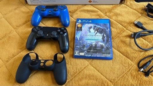 プレステ4本体+コントローラー2つ+ソフトおまけ
