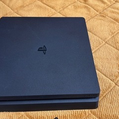 プレステ4本体+コントローラー2つ+ソフトおまけ
の画像