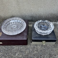 ガラスの灰皿　大きいサイズの物だけ残っています。