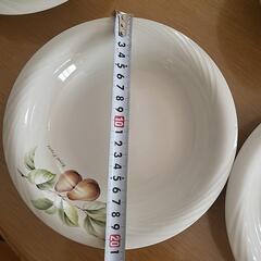 パスタ皿3枚とサラダ皿の画像