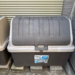 室外コンテナ　二個