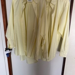 薄い黄色いカッターシャツ