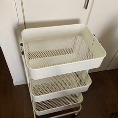 アイリスプラザ キッチンワゴン 収納ワゴン 3段　キャスター付 　ホワイト　整理用バスケット3個付きの画像