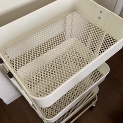 アイリスプラザ キッチンワゴン 収納ワゴン 3段　キャスター付 　ホワイト　整理用バスケット3個付きの画像