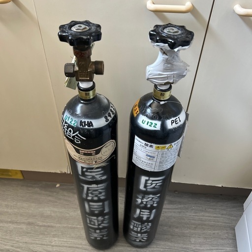 医療用　空酸素ボンベ２本