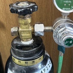 医療用　空酸素ボンベ　メーター付きの画像