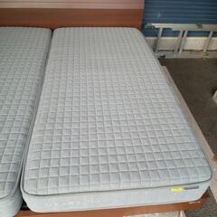 ★ 〚店頭決済も可能〛福岡市・北九州市限定 〚店頭決済も可能〛 【ニトリ】 キングサイズベッドフレーム+シングルサイズマットレス2個 セット 💳自社配送時🌟代引き可💳※現金、クレジット、スマホ決済対応※   【配達は要決済前問い合わせ】の画像