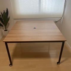 ※3/31まで【美品】120cmデスク(キャスター＆配線穴付き) ✨