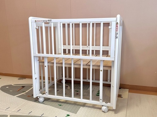 ベビーベッド【美品】KATOJI【カトージ】ミニミニベビーベッドII（ホワイト）扉も通れるコンパクトベビーベッド　白