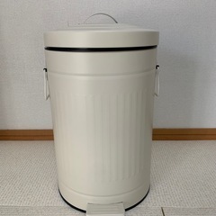 ご検討中　
ニトリ　ゴミ箱 