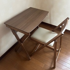 折りたたみ机、椅子の画像
