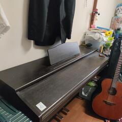 電子ピアノと椅子