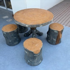 テーブルと椅子