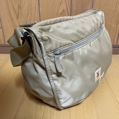 美品 ナイロン　ショルダーバッグ　シャンパンゴールド　ベージュ
