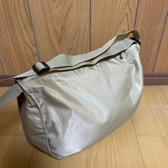 美品 ナイロン　ショルダーバッグ　シャンパンゴールド　ベージュの画像