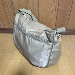 美品 ナイロン　ショルダーバッグ　シャンパンゴールド　ベージュの画像