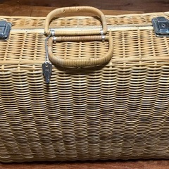 竹で編んだピクニックバッグ