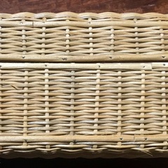 竹で編んだピクニックバッグの画像