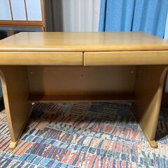 しっかりした机（イスは付属していません。）
