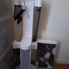 ダイソンサイクロンV10充電器と付属ツールの画像